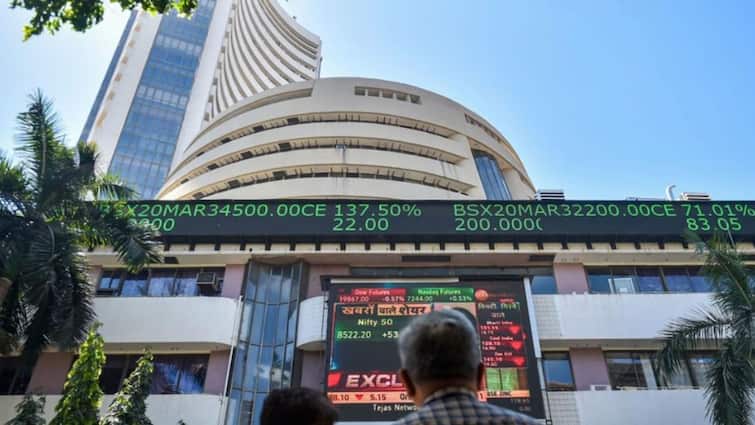 Stock Market Opening In Green Sensex and Nifty jumps Axis Bank climbs high Stock Market Opening: 2021-22 के आखिरी ट्रेडिंग दिन मामूली बढ़त के साथ खुले भारतीय शेयर बाजार, एक्सिस बैंक के शेयर में तेजी