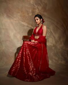 PHOTO: जणू लाल परीच; पाहा मिथिलाच्या भन्नाट अदा!