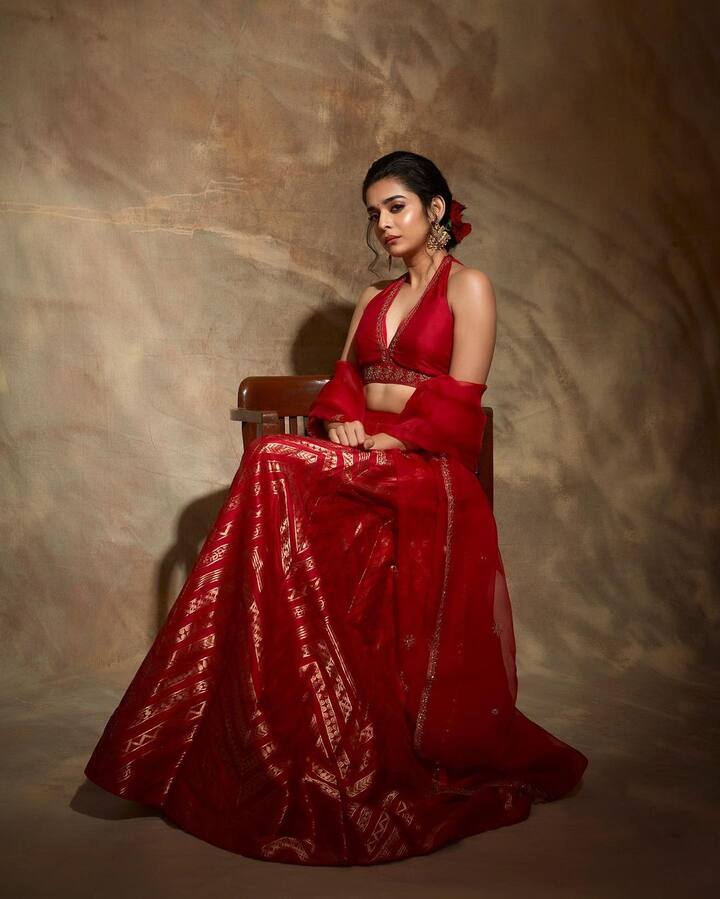 वेब गर्ल अशी ओळख असलेली मिथिला पालकर सोशल मीडियावर चांगलीच सक्रिय असते. (photo:mipalkarofficial/ig)