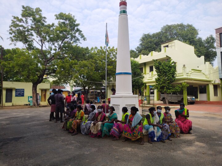 நாகை நகராட்சியில் தூய்மை பணியாளர்கள் உள்ளிருப்பு போராட்டம் - காலம் தாழ்த்தாமல் ஊதியம் தர கோரிக்கை