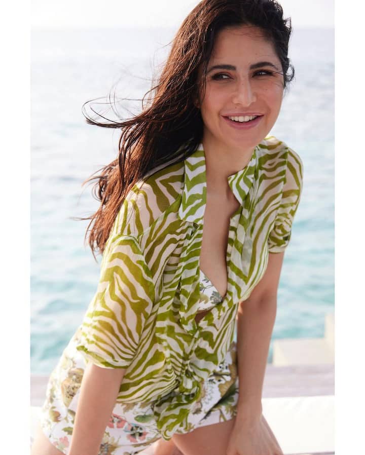 एक्ट्रेस कैटरीना कैफ (Katrina Kaif) मालदीव में छुट्टियां मनाने पहुंचीं हैं. बीच के किनारे कैटरीना काफी शानदार पोज देती नजर आईं.