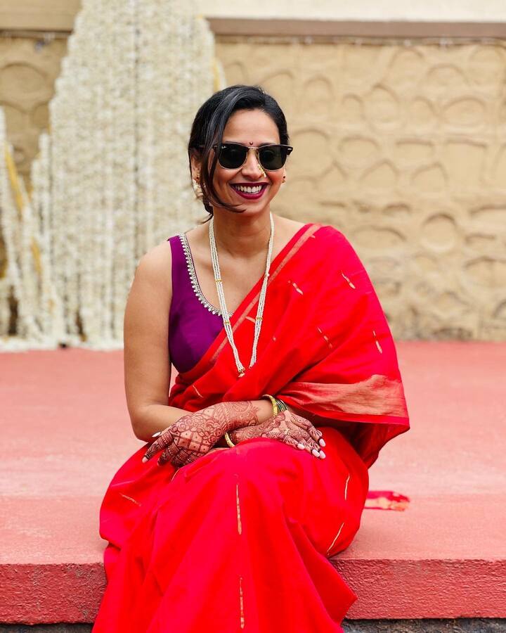 स्वानंदीने हा लूक रोहित राऊत आणि जुईली जोगळेकरच्या लग्नासाठी केला होता.  (Photo:@swananditikekar/IG)