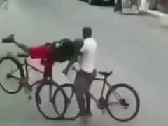 Watch: OMG...दो साइकिल सवारों के बीच हुई ऐसी टक्कर, लोग करने लगे तारीफ