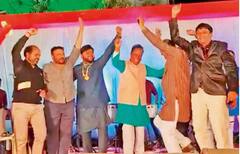 કોંગ્રેસના ક્યા દિગ્ગજ નેતાના ભાઈના દીકરાના લગ્નમાં કોંગ્રેસના ત્રણ ધારાસભ્યોએ લગાવ્યા ઠુમકા ? નેતા પણ સ્ટેજ પર ડાન્સ કરવા માંડ્યા