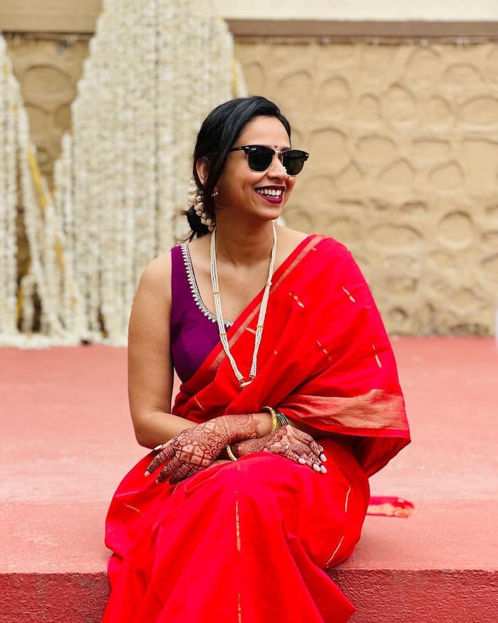 हटके अंदाजासाठी आणि हरहुन्नरी व्यक्तिरेखेसाठी रसिकांच्या मनावर ठसा उमटवत स्वानंदीने तिचा एक वेगळा चाहतावर्ग तयार केला आहे.  (Photo:@swananditikekar/IG)