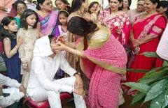 Dimple Yadav घर की शादियों में कुछ यूं आती हैं नजर, Akhilesh Yadav का रहता है एक ही जैसा लुक