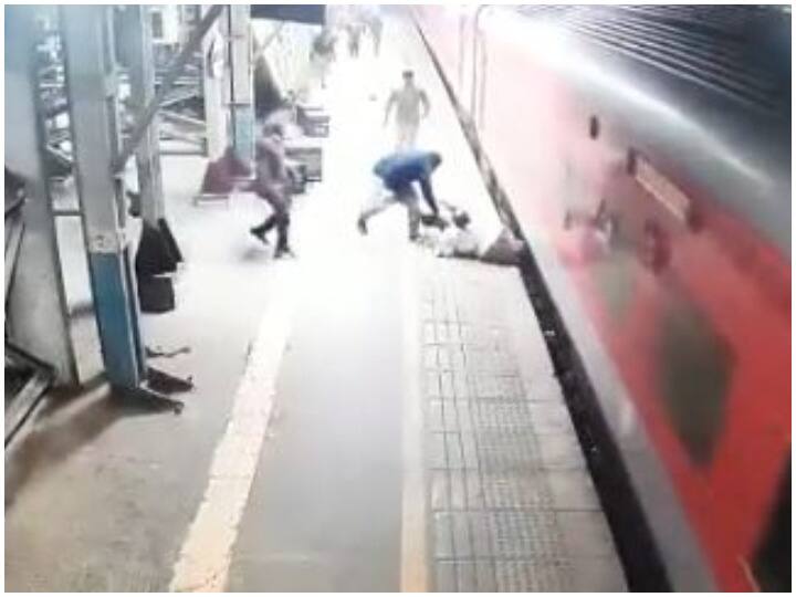 Maharashtra Vasai Station RPF Jawan rescued a passenger who fell down on Railway Platform While Trying to Board WATCH | RPF Jawan Rescues Passenger Who Fell Down On Railway Platform While Trying To Board Train