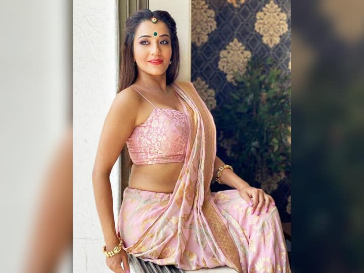 पहले नंबर पर हैं मोनालिसा. इस सूची में मोनालिसा भोजपुरी फिल्मों की सबसे फैशनेबल और स्टाइलिश एक्ट्रेस मानी जाती हैं. मोनालिसा का असली नाम अंतरा बिस्वास है. वे बंगाली हैं और भोजपुरी फिल्मों के आने के बाद उन्होंने अपना नाम बदलकर मोनालिसा कर लिया. इंस्टाग्राम पर उनके 4.9 मिलियन फॉलोवर्स हैं.