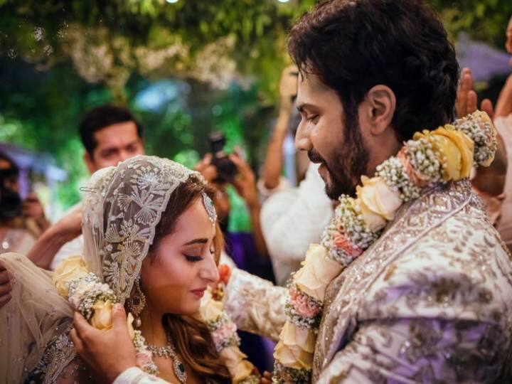 तसेच अनेक बॉलिवूड सेलिब्रिटींनीही त्यांना लग्नाच्या वाढदिवसाच्या शुभेच्छा दिल्या आहेत. (PC : VarunDhawan/IG)