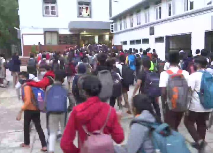 महाराष्ट्र में आज यानी 24 जनवरी से एक बार फिर पहली से 12 कक्षा तक के स्कूल खुलने जा रहे हैं. राज्य के मुख्यमंत्री उद्धव ठाकरे ने स्कूल दोबारा शुरू करने की इजाजत दे दी है. उन्होंने कहा कि ये स्कूल कोरोना के सारे नियमों का पालन करते हुए स्कूल खोले जाएंगे.