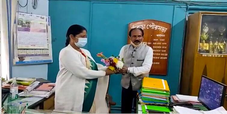 Bankura News BJP MLA Niladri dana today visited bankura municipality , met TMC Bankura municipality administrator, Bankura News : চপ ভাজার পর এবার ফুল-মিষ্টি নিয়ে তৃণমূলের পুর প্রশাসকের কাছে বিজেপি বিধায়ক