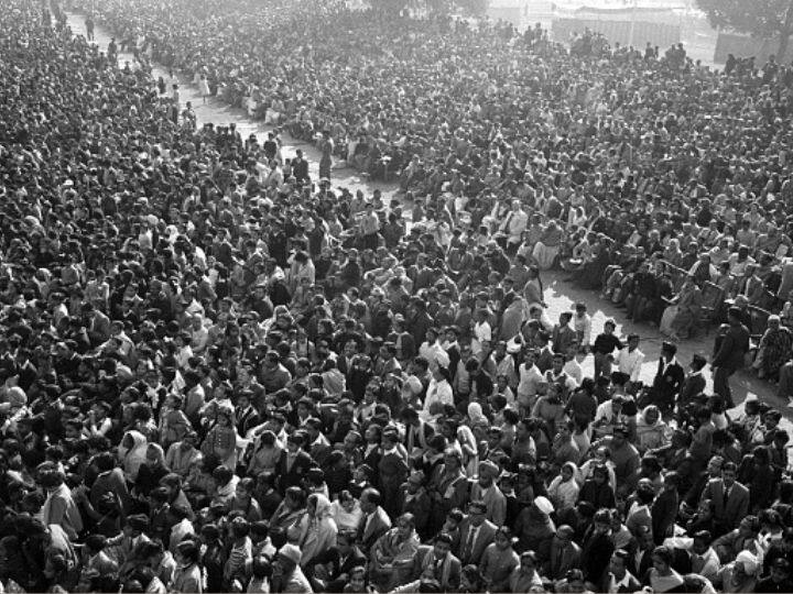 Spectators during the Republic Day celebrations on January 26, 1961, in New Delhi | Photo: Getty