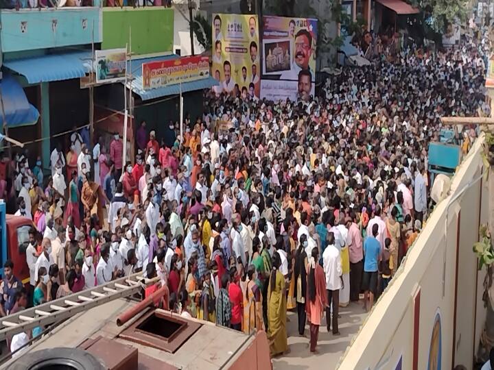 Temple Festival at Full Lockdown in Cuddalore - The public gathered in violation of corona control rules கடலூரில் விழாக்கோலம் பூண்ட முழு ஊரடங்கு - கும்பாபிஷேகத்தில் குவிந்த ஆயிரக்கணக்கான மக்கள்
