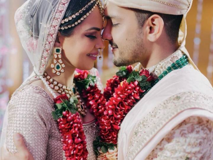 या जोडप्याने आपल्या इंस्टाग्रामवर फोटो शेअर करून चाहत्यांना आनंदाची बातमी दिली आहे. आदित्यने सोशल मीडियावर लिहिले की, ‘श्वेता आणि मी लवकरच तुमच्या सर्वांच्या आशीर्वादाने आमच्या पहिल्या बाळाचे स्वागत करणार आहोत.’ या फोटोत दोघेही खूप खुश दिसत आहेत.