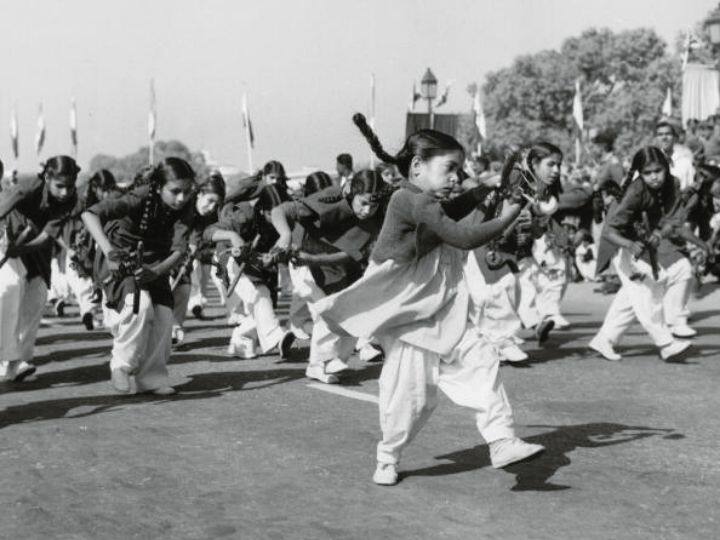 A group of young girls playing instruments and dancing during the march past on India's 11th Republic Day, on January 26, 1961, in Delhi | Photo: Getty