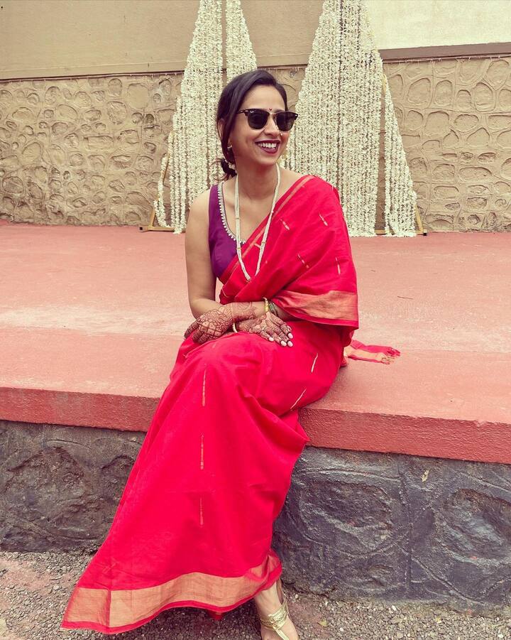 लाल साडी आणि कला चष्मा घालून स्वानंदी एकदम कुल दिसत आहे. (Photo:@swananditikekar/IG)