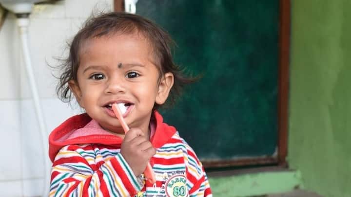 গায়ের জোরে, ঘষে ঘষে দাঁত মাজেন! এতে কিন্তু দাঁতের ক্ষতিই হয়। এনামেলের প্রলেপ নষ্ট হয়ে যায়। আবার জোরে ব্রাশ করার সময় মাড়িতেও আঘাত লাগে।