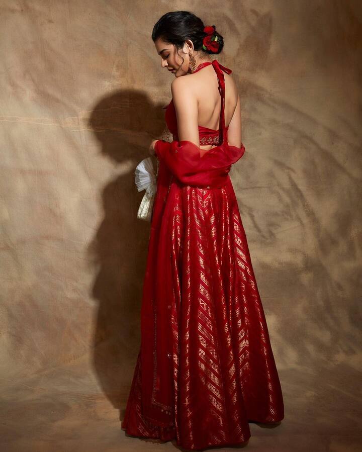 ज्यात मिथिलाने लाल लेहेंगा परिधान केलेला दिसत आहे. हे फोटो सोशल मीडियावर धुमाकुळ घालताना दिसत आहेत.(photo:mipalkarofficial/ig)