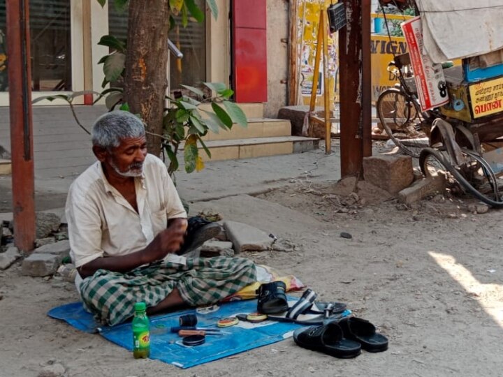 ‛என் வீடு இடிஞ்சு போச்சு சார்...’ 10 ஆண்டுகளாக சைக்கிள் ரிக்ஷாவில் வாழ்ந்து வந்த மதுரை தொழிலாளி... ‛இடிந்து‛ போன சோகம்!