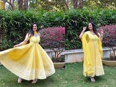 Sai Lokur: सईचं गोजिरवाणं रूप; पिवळ्या ड्रेसमध्ये खुललं सौंदर्य