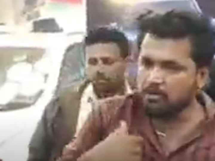 शोरूम में सेल्समैन ने कपड़ा देखकर किया अपमान, फिर गाड़ी खरीदने के लिए 10 लाख रुपये लेकर आया किसान showroom the farmer deposited Rs 10 lakh in half an hour to buy a car and then you too will be stunned to know what happened शोरूम में सेल्समैन ने कपड़ा देखकर किया अपमान, फिर गाड़ी खरीदने के लिए 10 लाख रुपये लेकर आया किसान