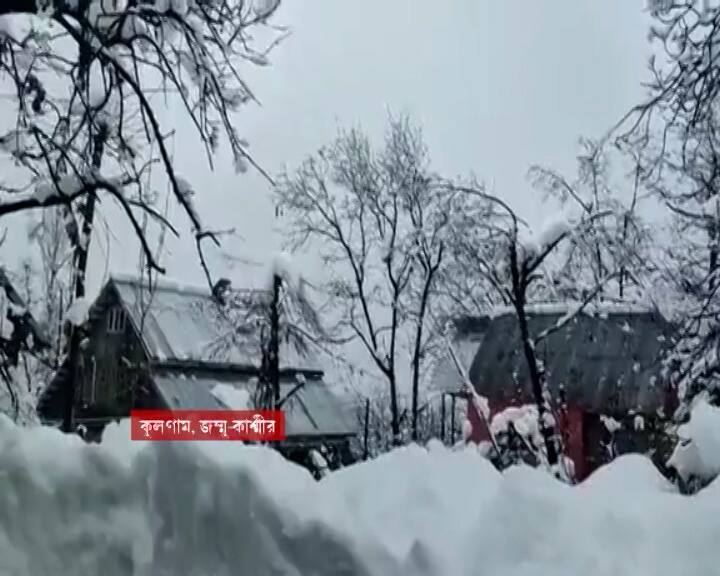 বাড়ি-ঘর গাছ-পাতা সবই বরফাচ্ছাদিত। অন্যদিকে, শীতে বৃষ্টিপাতের রেকর্ড গড়েছে দিল্লি। ভেঙে গিয়েছে ১২১ বছরের রেকর্ড। দিল্লিতে ৮৮.২ মিলিমিটার বৃষ্টি হয়েছে।