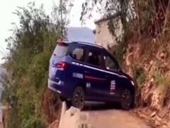 Watch: नहीं देखा होगा ऐसा हैवी ड्राइवर, पहाड़ पर जहां आसानी से नहीं मुड़ सकती साइकिल वहां घुमा दी कार