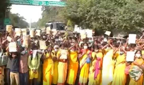 Tirumala Tamilnadu Bakthulu: తిరుమలలో ఆందోళనకు దిగిన తమిళనాడు భక్తులు