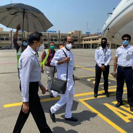 थलाइवा रजनीकांत (Rajinikanth) के बारे में किसी को बताने की कुछ जरूरत ही नहीं है. रजनीकांत के पास भी खुद का प्राइवेट जेट है, जिसका इस्तेमाल वो प्रोफेशनली और निजी दोनों तरीके से करते हैं.