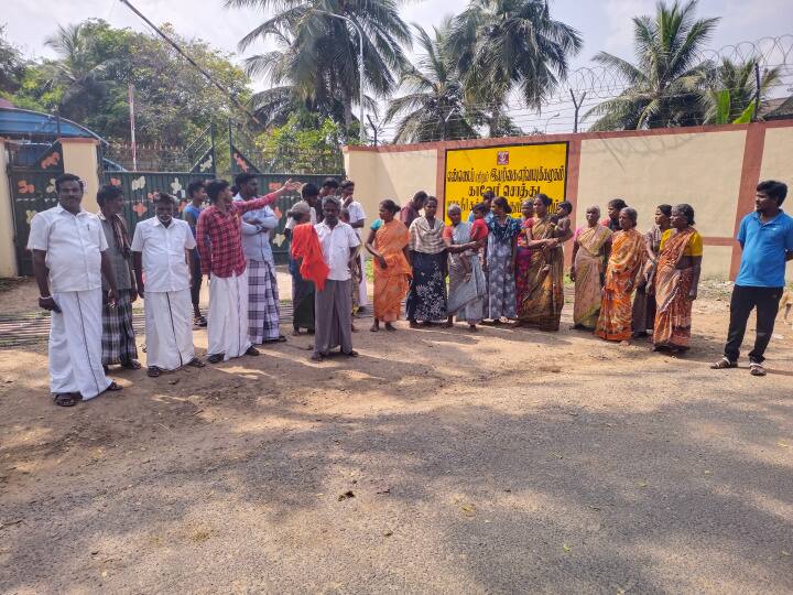 Villagers protest in front of the entrance to the public sector undertaking ONGC பொதுத்துறை நிறுவனமான ஒ.என்.ஜி.சி நுழைவு வாயில் முன்பு கிராம மக்கள் போராட்டம்