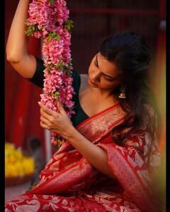 Madonna Sebastian: మడోనా బ్లౌజ్ లెస్ పోజులు.. పద్దతిగా కనిపిస్తూనే..