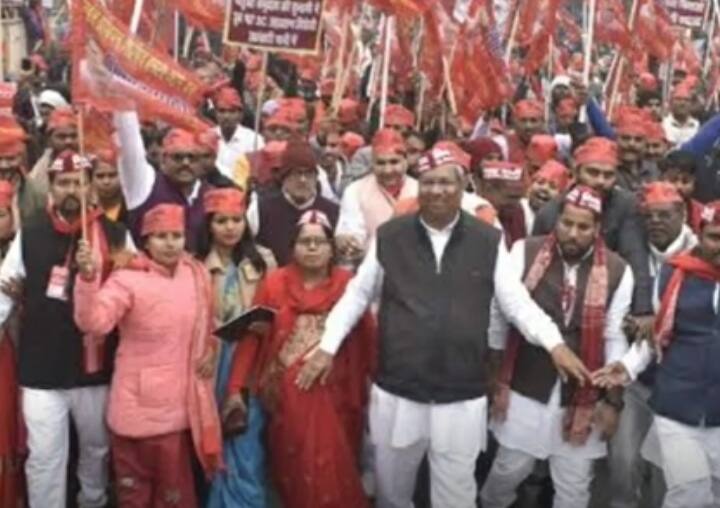 UP Election 2022: Ruckus inside Nishad Party office in Gorakhpur, workers angry over ticket distribution UP Election 2022: गोरखपुर में निषाद पार्टी ऑफिस के भीतर हंगामा, टिकट बंटवारे से नाराज कार्यकर्ताओं ने दी वोट नहीं देने की धमकी