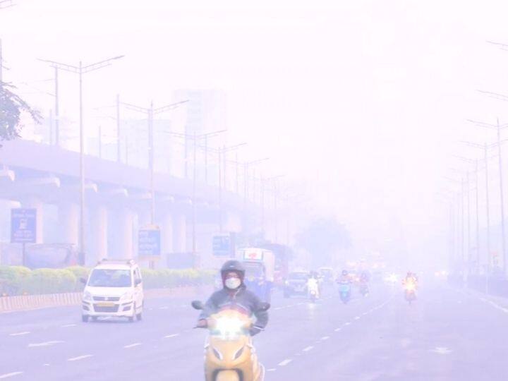 वहीं दिल्ली में सर्दी के मौसम का डबल अटैक हुआ है. जनवरी महीने में रिकॉर्डतोड़ बारिश के बाद ठंड ने लेगों को परेशान कर रखा है. इस बीच मौसम विभाग का कहना है कि उत्तर-पश्चिम और मध्य भारत में अगले पांच दिनों के दौरान न्यूनतम तापमान में तीन से पांच डिग्री सेल्सियस की गिरावट आ सकती है.