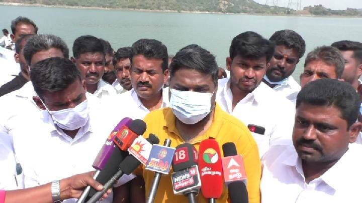 New bridge to connect Dharmapuri and Salem districts - Senthil Kumar MP தருமபுரி சேலம் மாவட்டங்களை இணைக்கும் வகையில் புதிய பாலம் - பரிசலில் சென்று இனிப்பு வழங்கிய செந்தில் குமார்