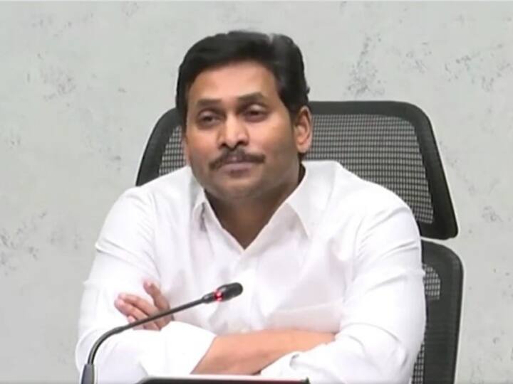 AP Cm Jagan review on panchayat raj rural development ordered to look into roads repair Cm Jagan Review: అప్పుడు పట్టించుకోలేదు అందుకే ఇప్పుడీ పరిస్థితి... రోడ్ల నిర్మాణం, మరమ్మతులపై సీఎం జగన్ కీలక ఆదేశాలు