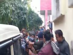 Muzaffarpur News: छात्रा से फोन पर 'गंदी बात' करता था मास्टर, लोगों ने जमकर पीटा, फिर कर दिया पुलिस के हवाले