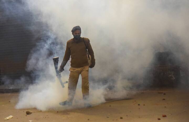 मंगलवार को प्रदर्शन इतना उग्र हो गया कि पुलिस को छात्रों को काबू करने के लिए आंसू गैस के गोले दागने पड़े और पानी की बौछार करनी पड़ी. इस प्रदर्शन से रेलवे को काफी नुकसान हुआ है. कई प्रदर्शनकारियों को पुलिस ने हिरासत में भी लिया है.