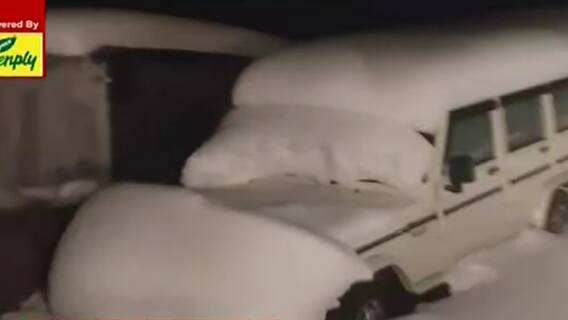 Himachal Snow: রাস্তার বরফ সরিয়ে পৌঁছতে হল বিয়ের মণ্ডপে! হিমাচলের সিরমৌরে তুষারপাতে দুর্ভোগ| Bangla News