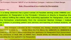 Swastha Bhavan: 'না জানিয়ে কাজে না এলে অবিলম্বে শোকজ', চিকিত্‍সক-অধ্যাপকদের ইস্তফা প্রসঙ্গে স্বাস্থ্য শিক্ষা অধিকর্তা| Bangla News