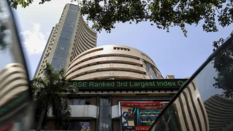 Ukraine-Russia War affects stock market, sensex dips nifty slip Ukraine-Russia War चा शेअर मार्केटवर परिणाम; सेन्सेक्स, निफ्टीच्या गटांगळ्या