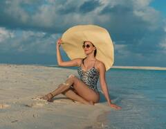 Amyra Dastur pics: ரோஜாக் கடலே ராஜா மகளே....அமைராவின் அம்சமான போட்டோஸ்...!