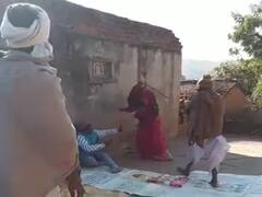 Rajasthan: भड़की महिला ने भरी सभा में सरपंच पति पर बरसाए डंडे, थाने पहुंचा मामला...और फिर ये हुआ 