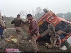 Barabanki Road Accident: ओवरटेक करने के चक्कर में तेज रफ्तार बस पलटने से दर्दनाक हादसा, 2 की मौत 18 घायल