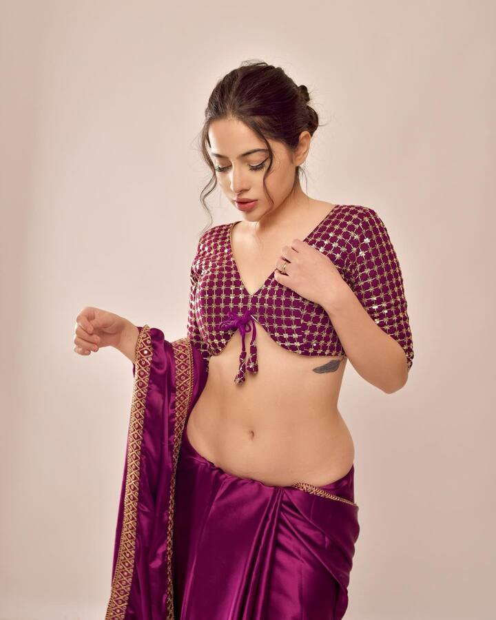 उर्फी जावेद ने सिल्क की साड़ी को अपने अतरंगी अंदाज से कैरी किया है. उर्फी ने सेम कलर के मिरर वर्क ब्लाउज के साथ साड़ी कैरी की है.