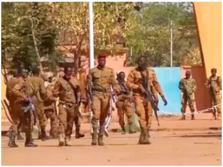 Burkina Faso Military Coup: बुर्किना फासो में सेना ने किया तख्तापलट, लाइव टीवी पर राष्ट्रपति को हटाया, बताई ये वजह
