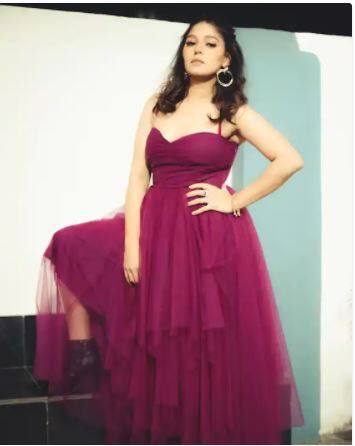 ਸੁਨਿਧੀ ਚੌਹਾਨ ਪਿਛਲੇ ਕਈ ਸਾਲਾਂ ਤੋਂ ਹਿੰਦੀ ਫਿਲਮਾਂ 'ਚ ਆਪਣੀ ਗਾਇਕੀ ਦਾ ਜਾਦੂ ਚਲਾ ਰਹੀ ਹੈ। ਉਸ ਨੇ 'ਕਮਲੀ', 'ਕੈ ਪਹੇਲੀ ਜਿੰਦਗਾਨੀ' ਵਰਗੇ ਗੀਤ ਦਿੱਤੇ ਹਨ, ਜਿਸ ਲਈ ਉਹ 10-15 ਲੱਖ ਰੁਪਏ ਵਸੂਲਦੀ ਹੈ।