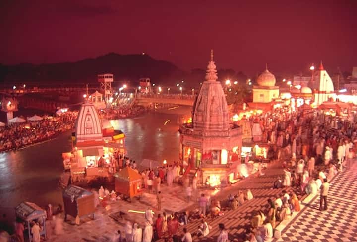 प्रचलित मान्यताओं के मुताबिक हर की पौड़ी में एक शिला में भगवान विष्णु के पदचिह्न हैं. इसी वजह से इस घाट को हर की पौड़ी के नाम से जाना जाता है.