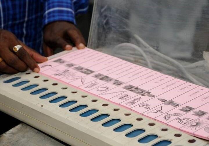 मतदाराला ज्या पक्षाचा उमेदवार लोकप्रतिनिधी म्हणून हवा आहे त्या पक्षाला मत देऊन मतदार भूमिका बजवू शकतात.