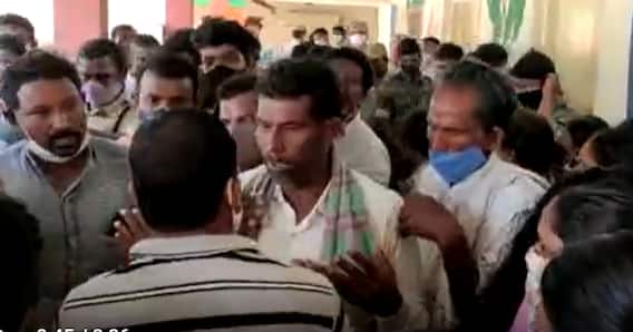 Tension at a school in Srikakulam: టీచర్ కొట్టడం వల్లే విద్యార్థి ఆత్మహత్య అంటూ ధర్నా