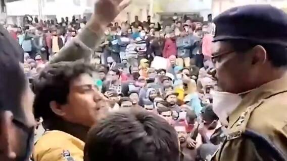 Patna में छात्रों ने की रेल रोकने की कोशिश, Railway Group D परीक्षा में बदलाव की कर रहे मांग